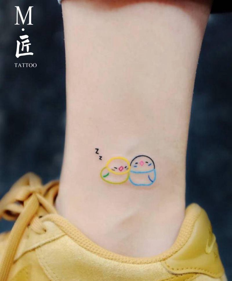 小清新纹身纹身图片_腿部几何小清新小鸟彩色线条纹身图案