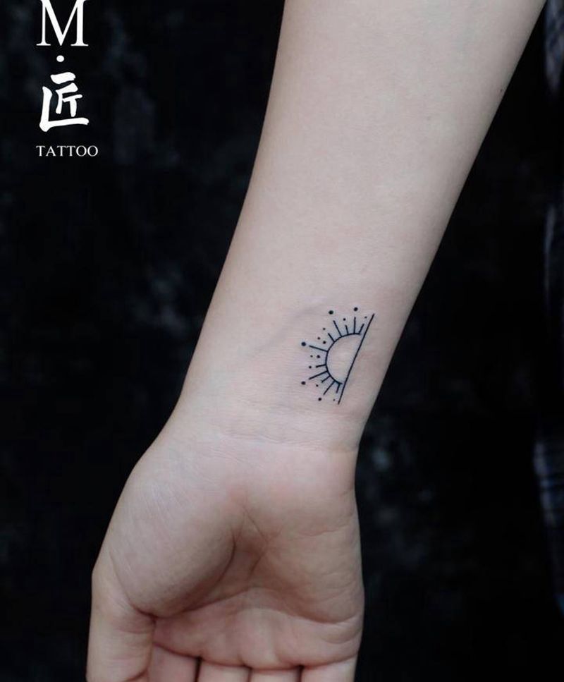 太阳 小清新 纹身纹身图片_手臂几何点刺线条太阳小清新纹身图案