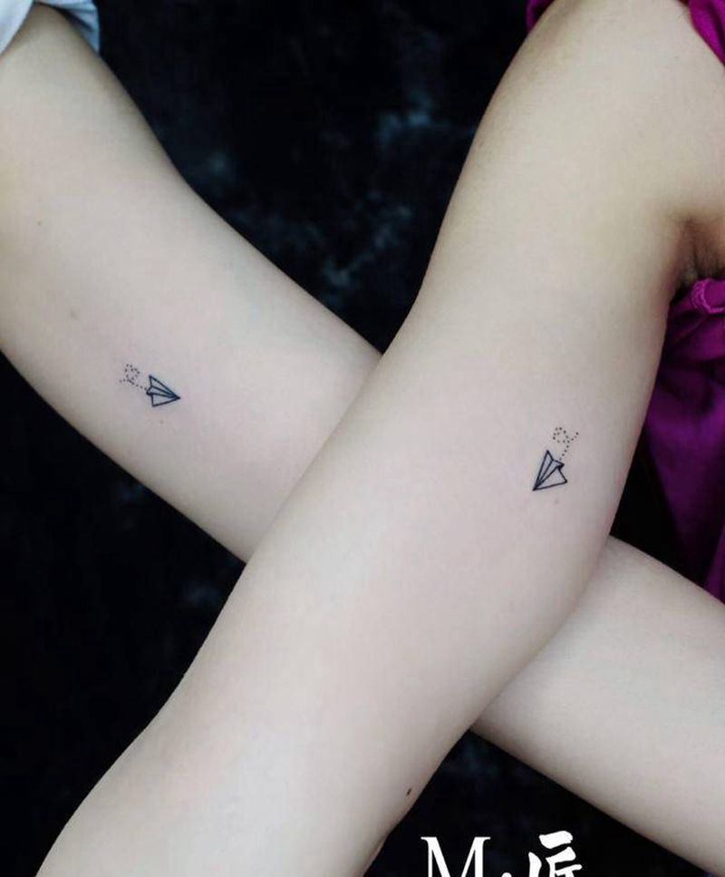 小清新纹身纹身图片_手部手臂几何点刺纸飞机线条小清新纹身图案