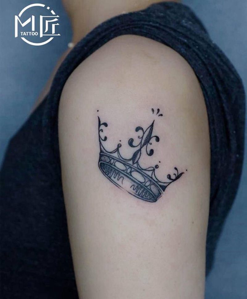 王冠纹身图片_手臂水墨皇冠小清新黑灰纹身图案