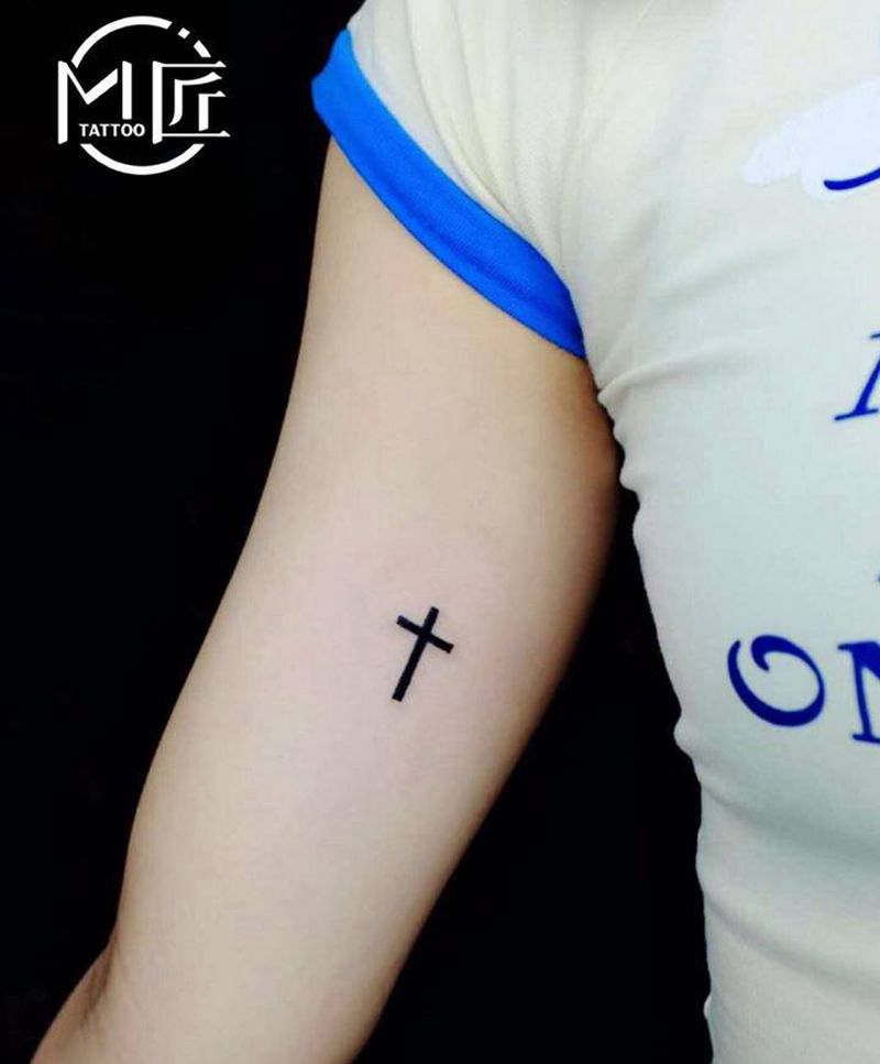 小清新 纹身纹身图片_手臂几何小清新粗线条十字架纹身图案