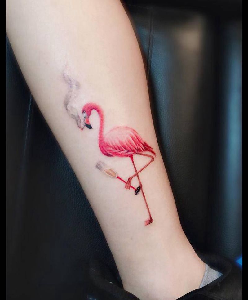 火烈鸟纹身图片_腿部水彩火烈鸟小清新可爱纹身图案