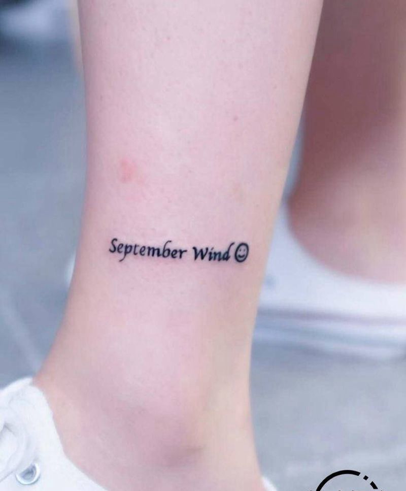 小清新 文字 纹身纹身图片_脚部几何花体字小清新笑脸线条纹身图案