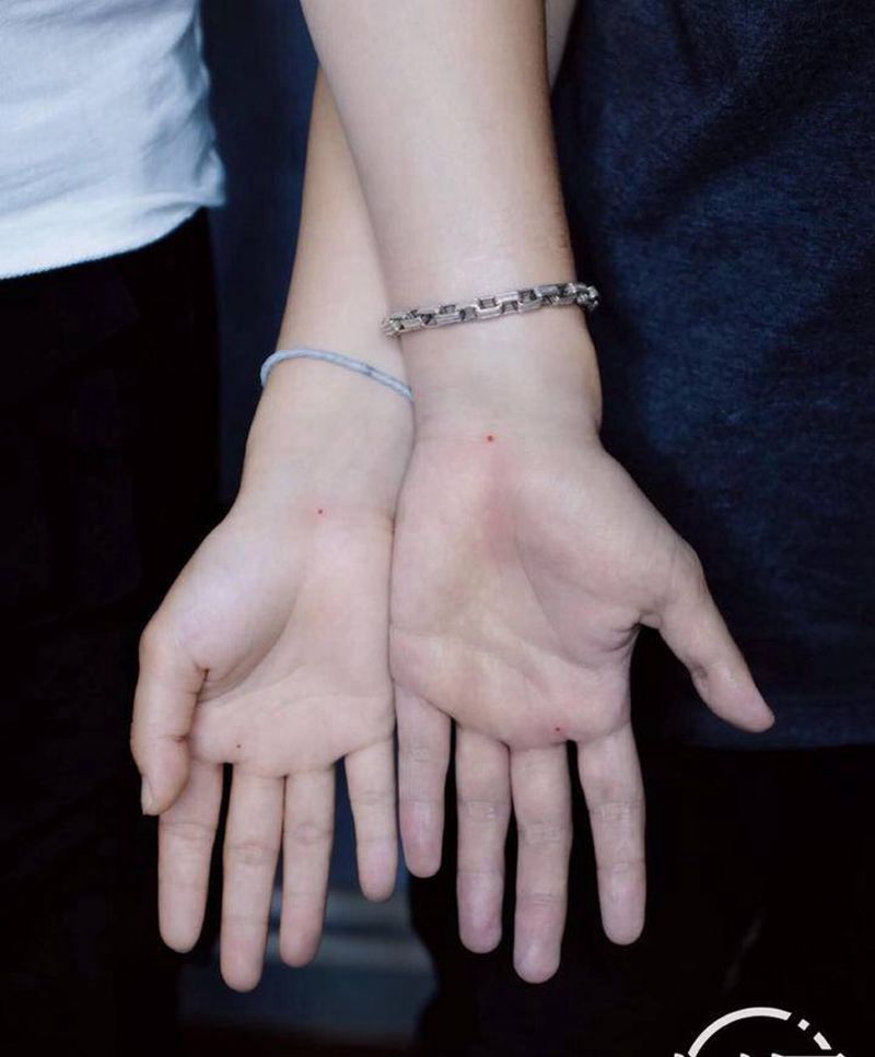 朱砂痣纹身图片_手部点刺朱砂痣小清新抖音最火纹身图案