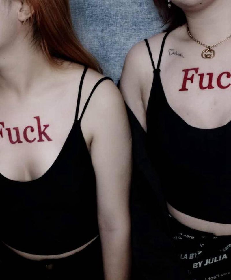 酷炫纹身纹身图片_胸部花体字fuck英文字母纹身图案