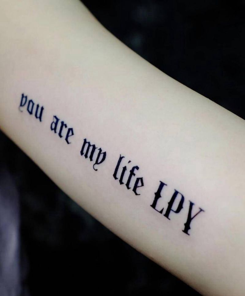 花字体纹身纹身图片_手臂花体字哥特炫酷英文纹身图案