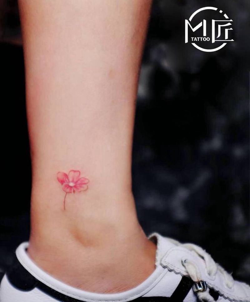 小清新纹身纹身图片_腿部欧美写实水彩粉嫩嫩小花色彩纹身图案