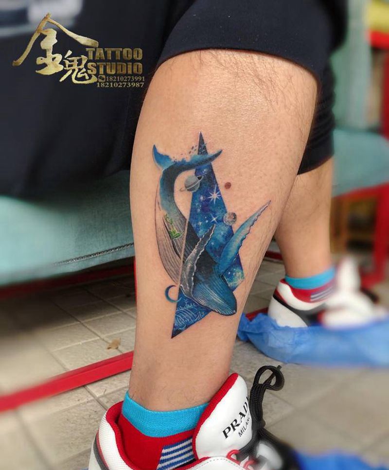 鲸纹身图片_腿部水彩鲸鱼小腿纹身图案
