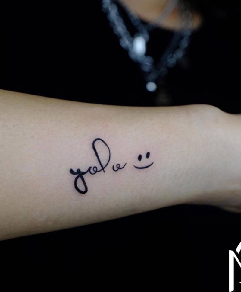 微笑纹身纹身图片_手部花体字小清新笑脸线条纹身图案