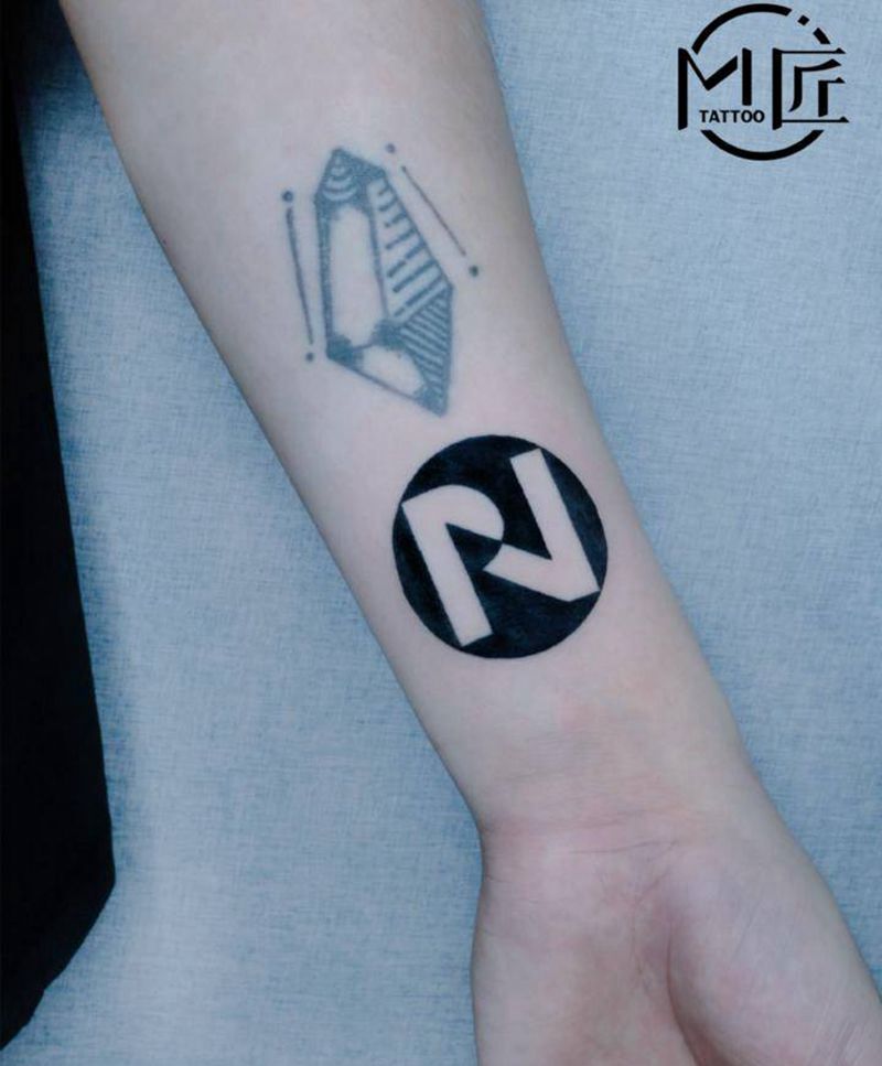 个性纹身纹身图片_手臂几何厂牌logo独立纹身图案