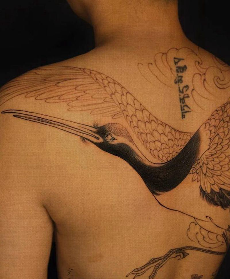 鹤顶红  红顶鹤  鹤顶鹤顶红纹身图片_背部新传统鹤纹身图案