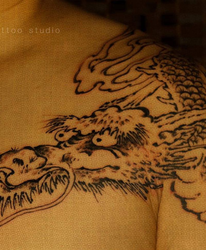 墨龙纹身图片_手臂胸部新传统龙纹身图案