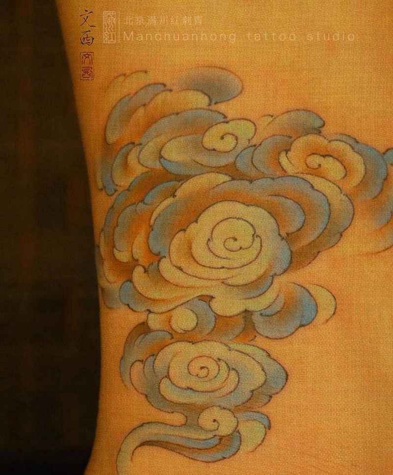 青绿卷云纹身图片_脚部水墨国画祥云纹身图案