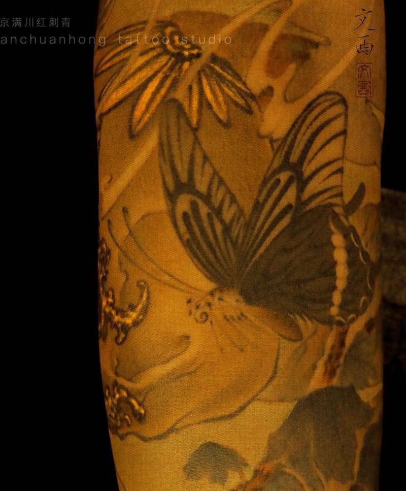 翩翩逐晚风纹身图片_手臂手部新传统水墨国画蝴蝶纹身图案