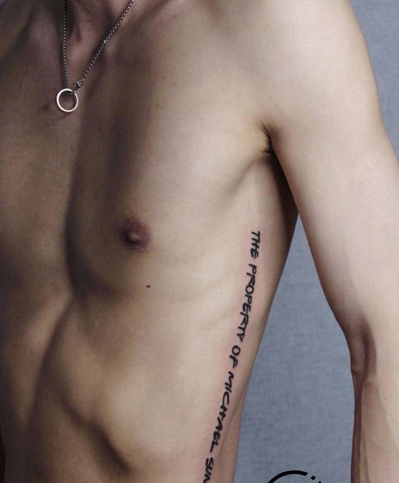 腰间字母纹身图片_腰部纹身图案