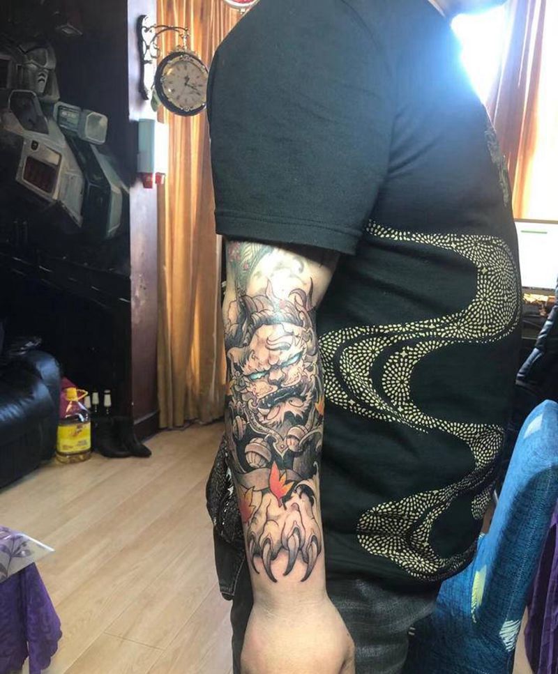 狮子纹身图片_手臂新传统纹身图案