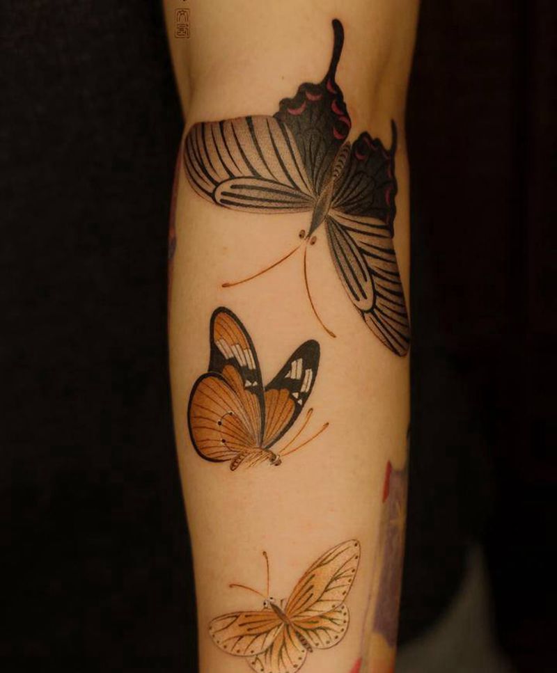 晴春蝶戏纹身图片_手部手臂新传统水墨国画蝴蝶清新纹身纹身图案