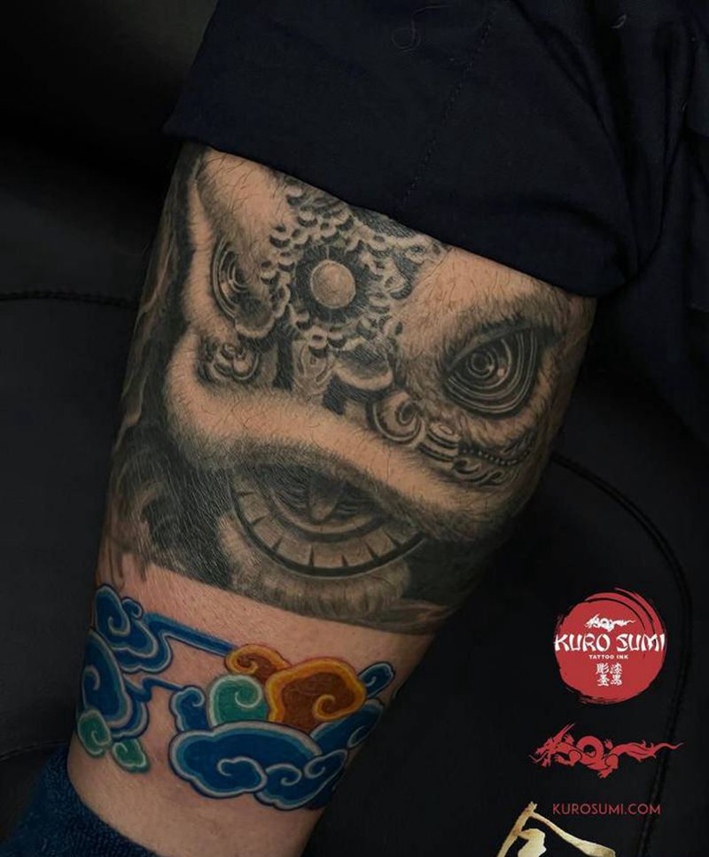 今日工 #祥云##醒狮#纹身图片_腿部老传统新传统醒狮祥云纹身图案