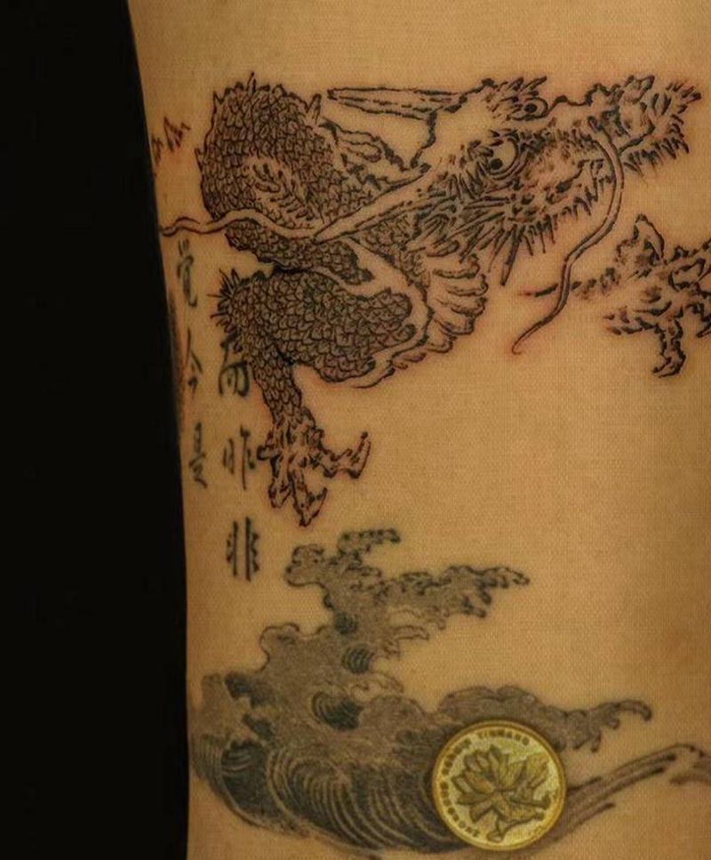 “萌”龙过江纹身图片_腿部脚部图腾水墨龙国画刺青纹身图案