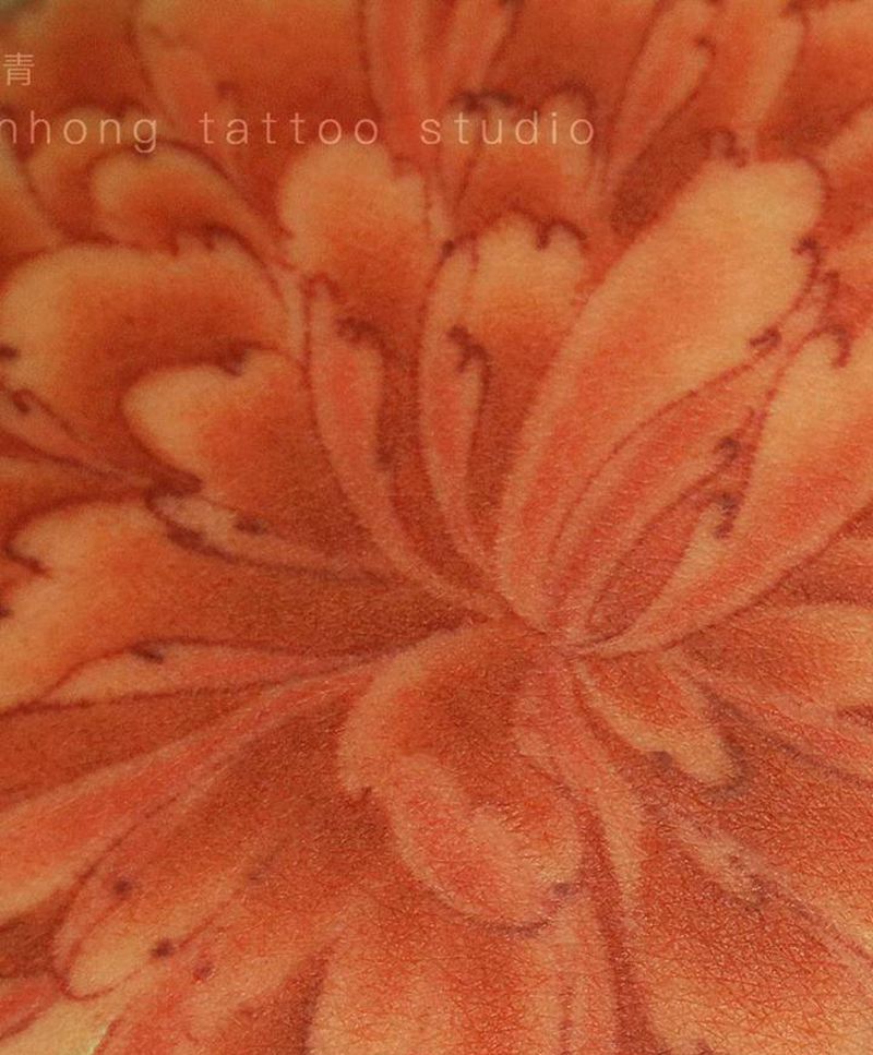 万花一品 ，牡丹局部纹身图片_腿部腰部水墨新传统牡丹纹身图案