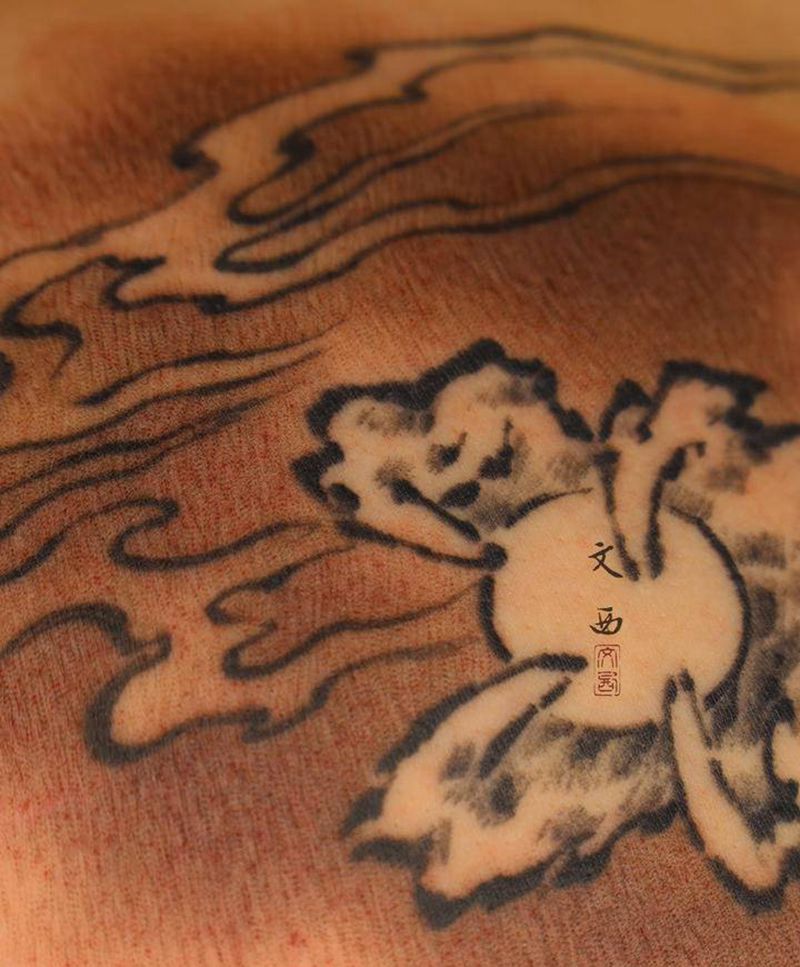 墨龙图局部纹身图片_胸部背部水墨新传统墨龙写意纹身图案