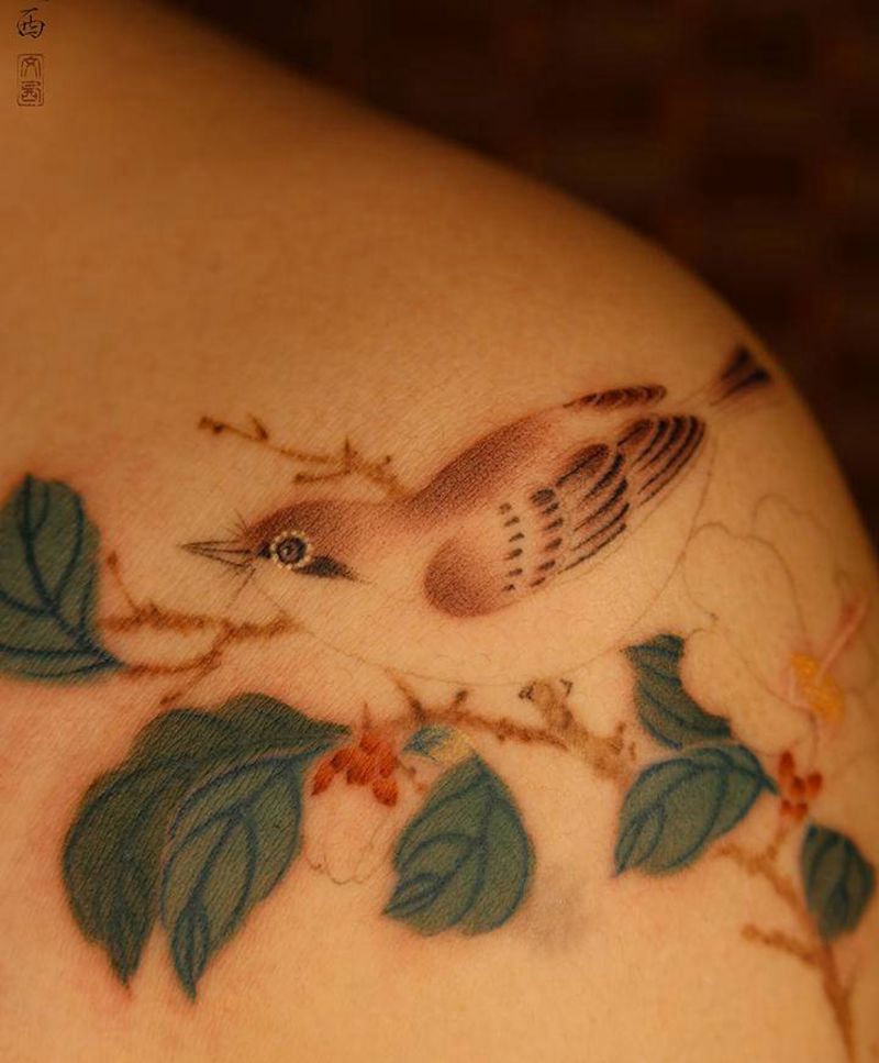 绣眼山茶纹身图片_肩部胸部新传统水墨国画花鸟纹身图案