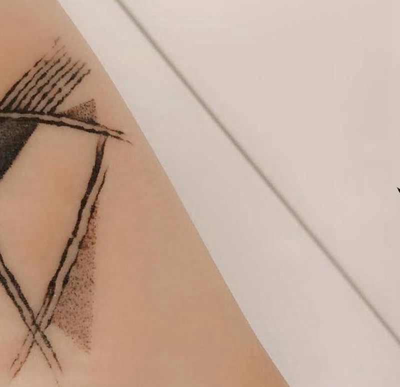 大皮卡纹身图片_手臂点刺大皮卡纹身图案