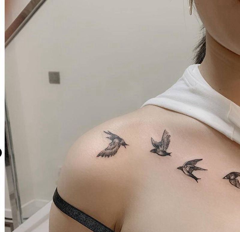 燕子纹身图片_颈部胸部水墨燕子纹身图案