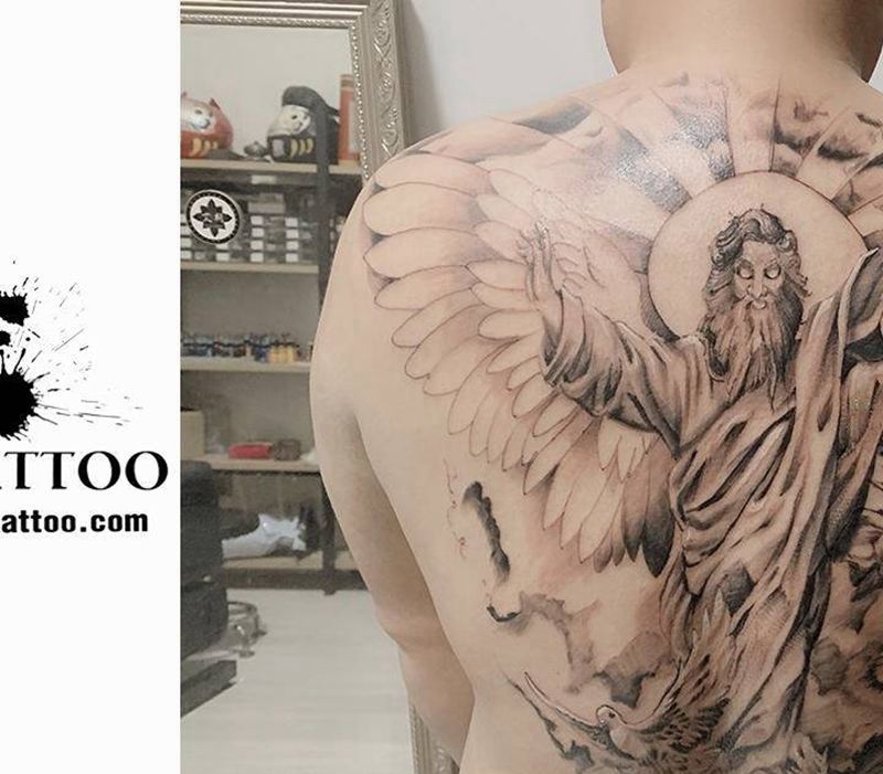 写实耶稣纹身图片_背部欧美写实耶稣纹身图案