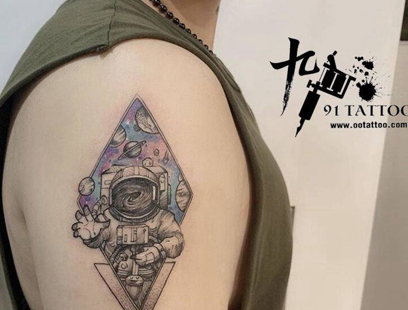 宇航员纹身图片_手臂点刺宇航员纹身图案