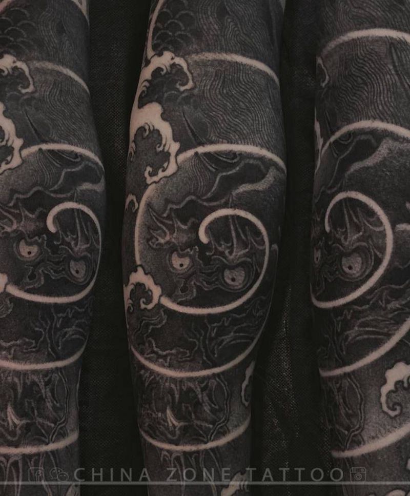 整臂局部纹身图片_手臂新传统水墨龍纹身图案