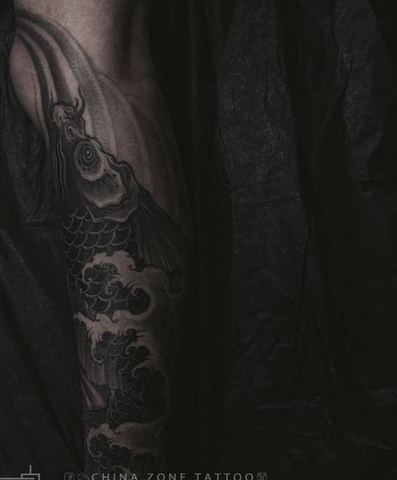 王位作品纹身图片_腿部新传统水墨鲤鱼。莲花纹身图案