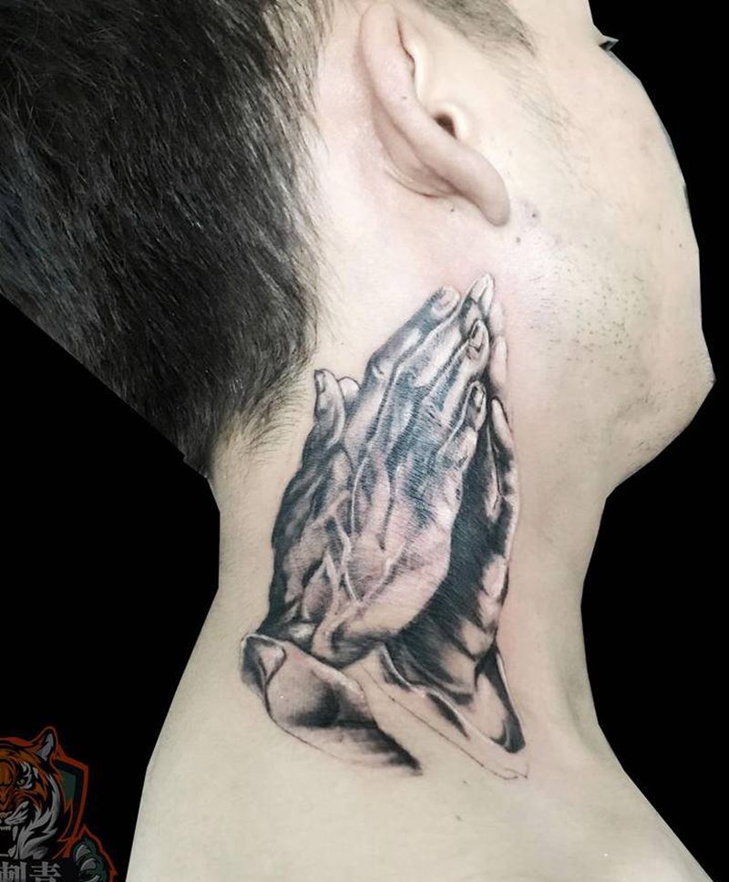 祈祷之手纹身图片_颈部欧美写实祈祷之手纹身图案