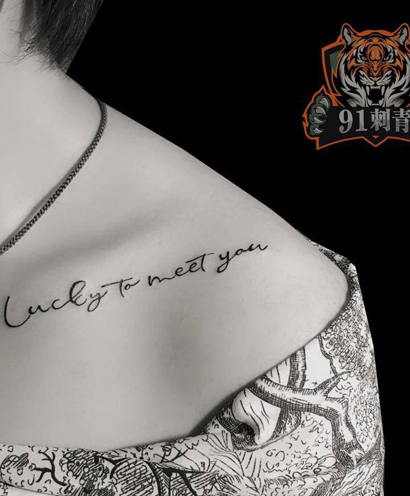 字母纹身图片_胸部颈部花体字纹身图案