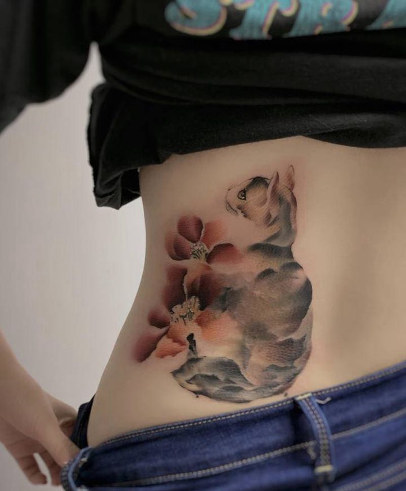 遮盖猫纹身图片_腰部臀部水墨水彩遮盖纹身猫纹身花纹身纹身图案