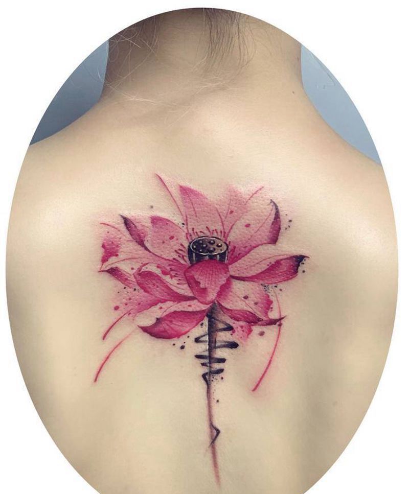 水彩荷花纹身图片_背部水彩水墨荷花纹身水彩纹身后背纹身纹身图案