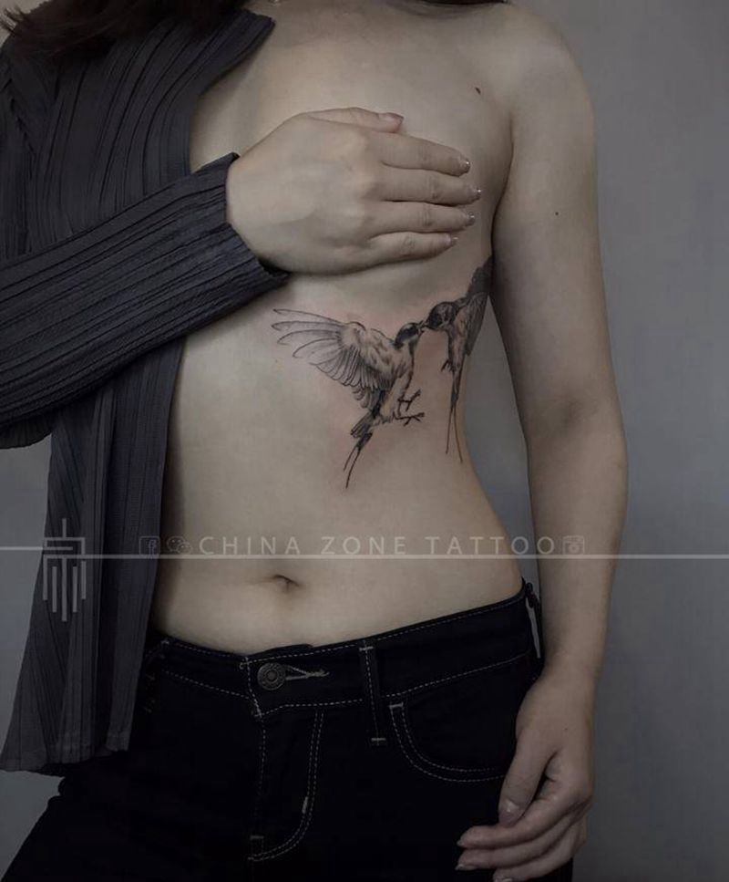 曲睿作品纹身图片_胸部腰部新传统欧美写实燕子纹身图案