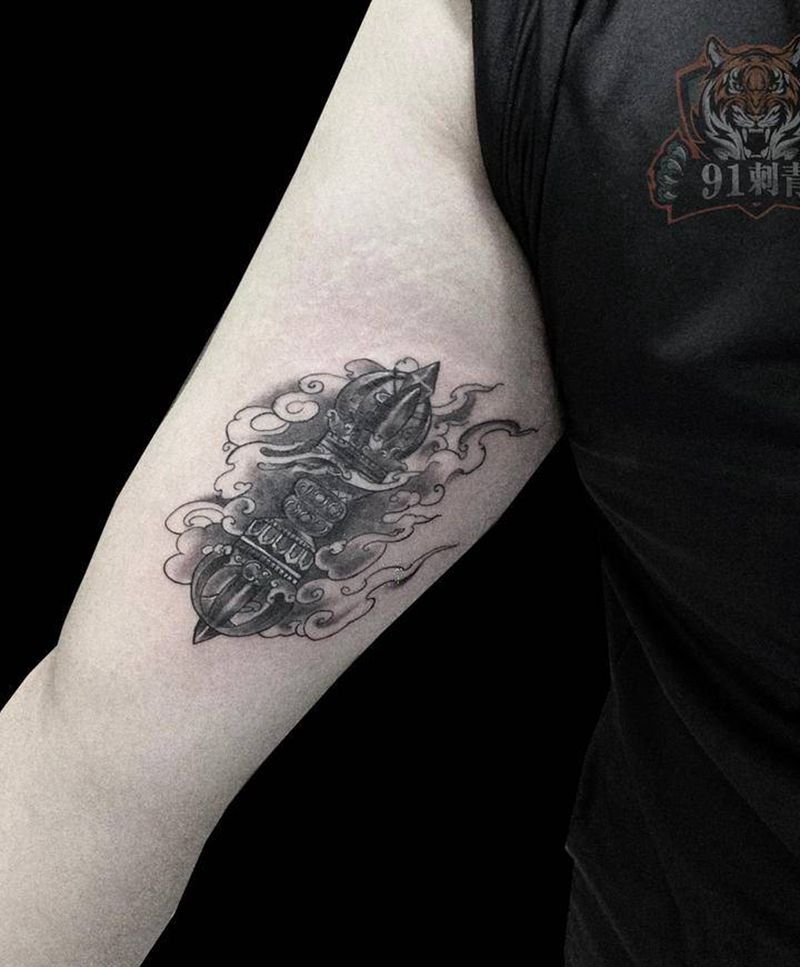 降魔杵纹身图片_手臂老传统降魔杵纹身图案