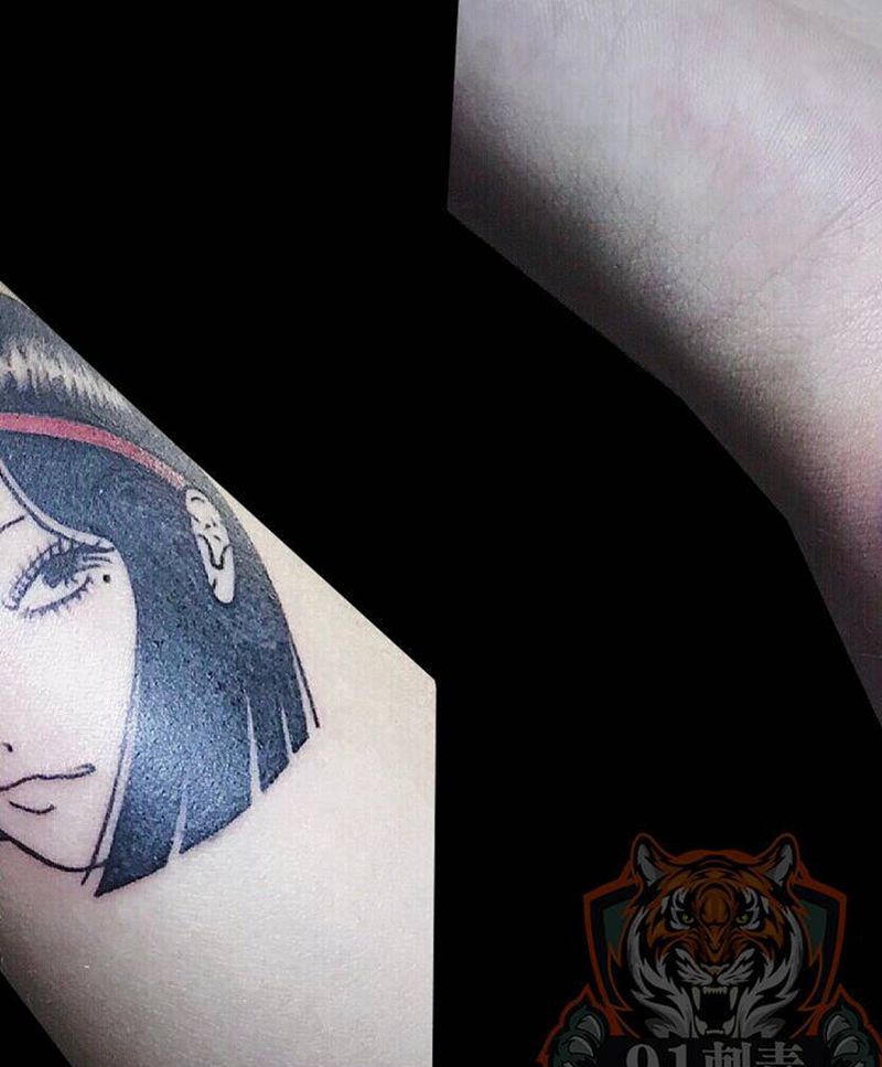 面具女孩纹身图片_手臂水墨面具女孩纹身图案