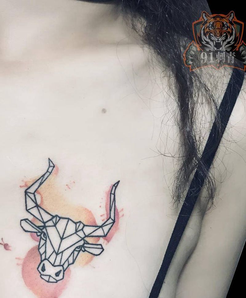牛头纹身图片_胸部水墨几何牛头纹身图案