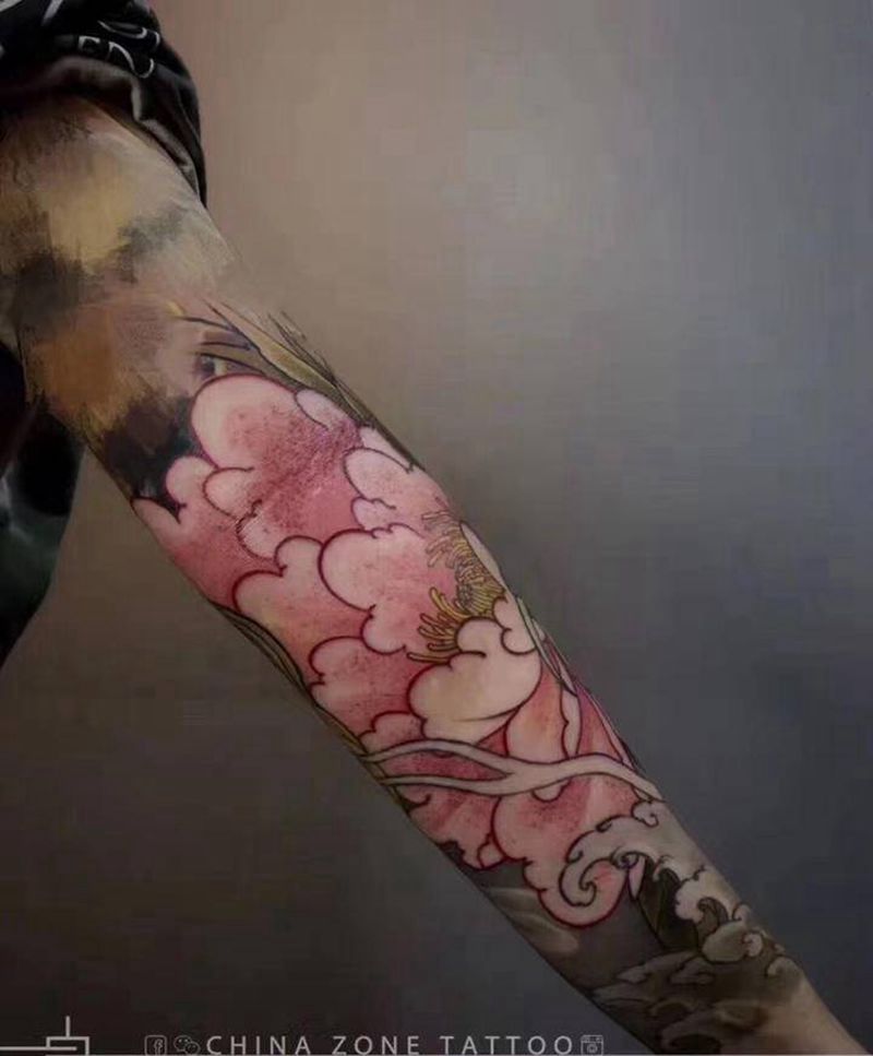 牡丹纹身图片_手臂手部新传统水墨牡丹水浪整臂纹身图案