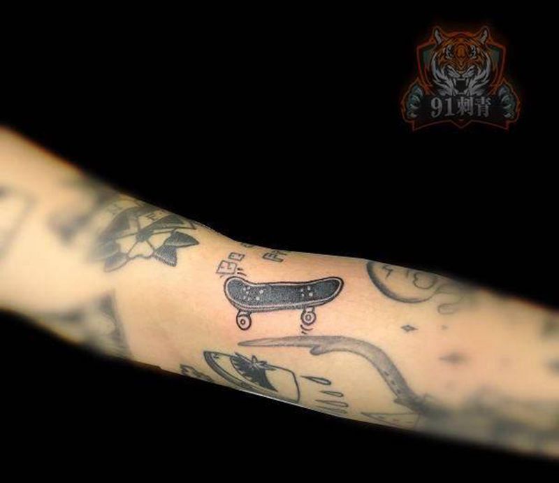 滑板纹身图片_手臂Old School滑板纹身图案