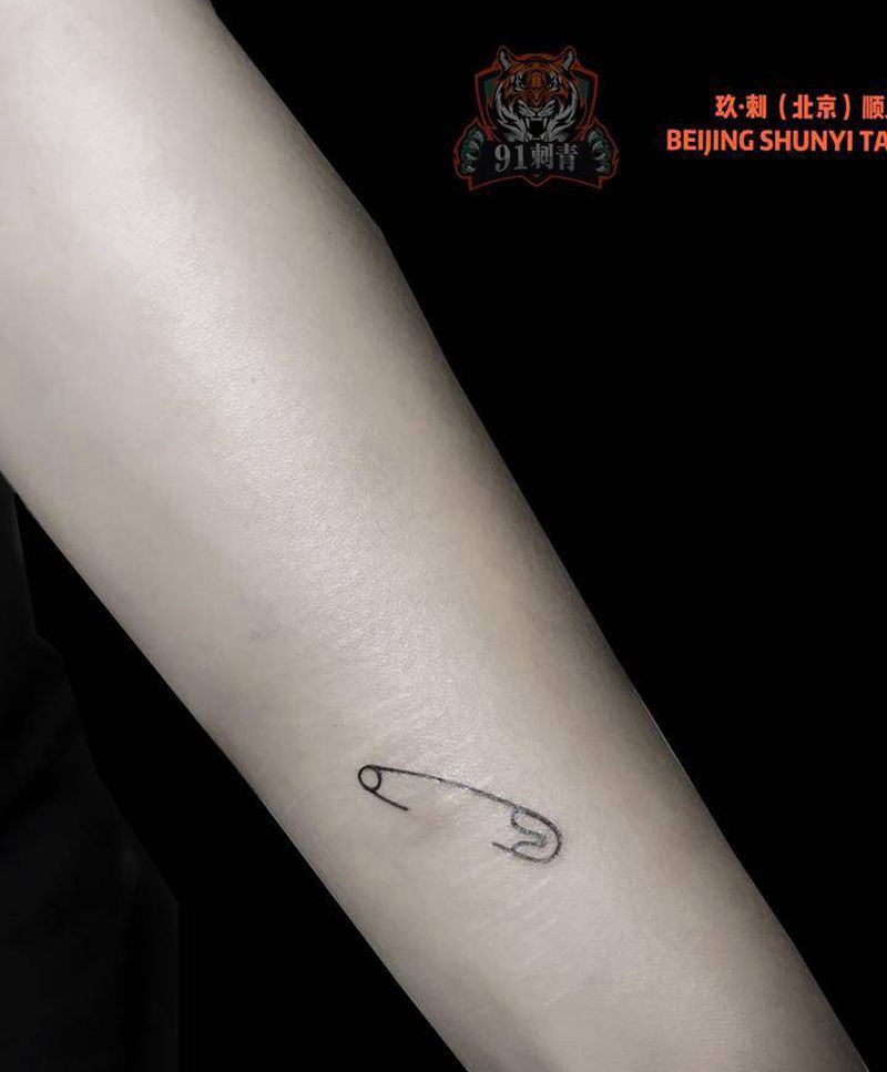 别针纹身图片_手臂几何纹身图案