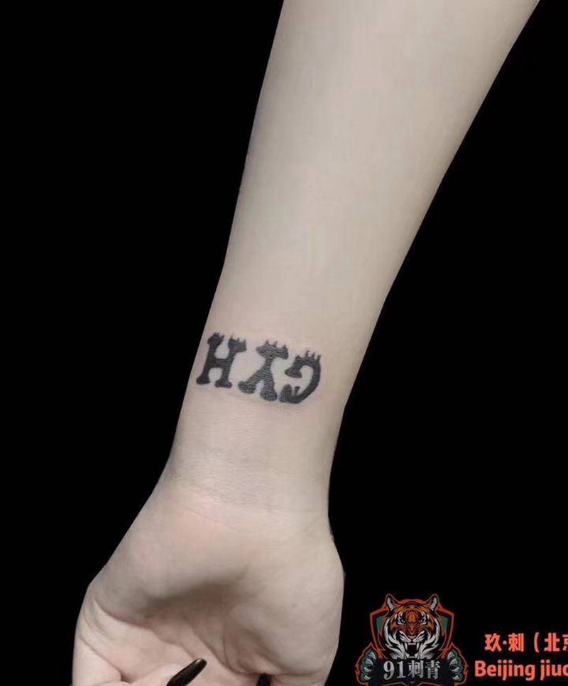 手臂纹身纹身图片_手臂花体字Old School纹身图案