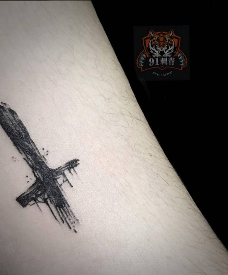 十字架纹身图片_手臂水墨十字架纹身图案