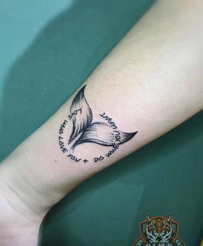 鲸尾纹身图片_手臂图腾Old School鲸尾纹身图案