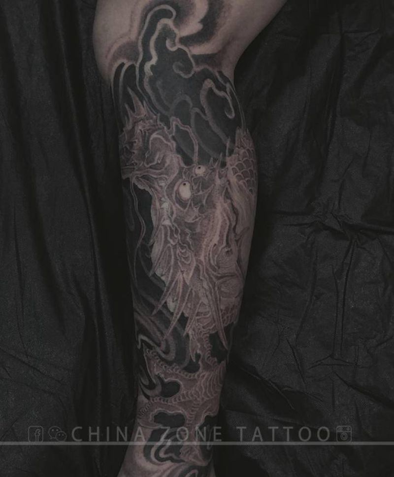 千贺宗王位作品纹身图片_腿部脚部新传统水墨龙龍纹身图案