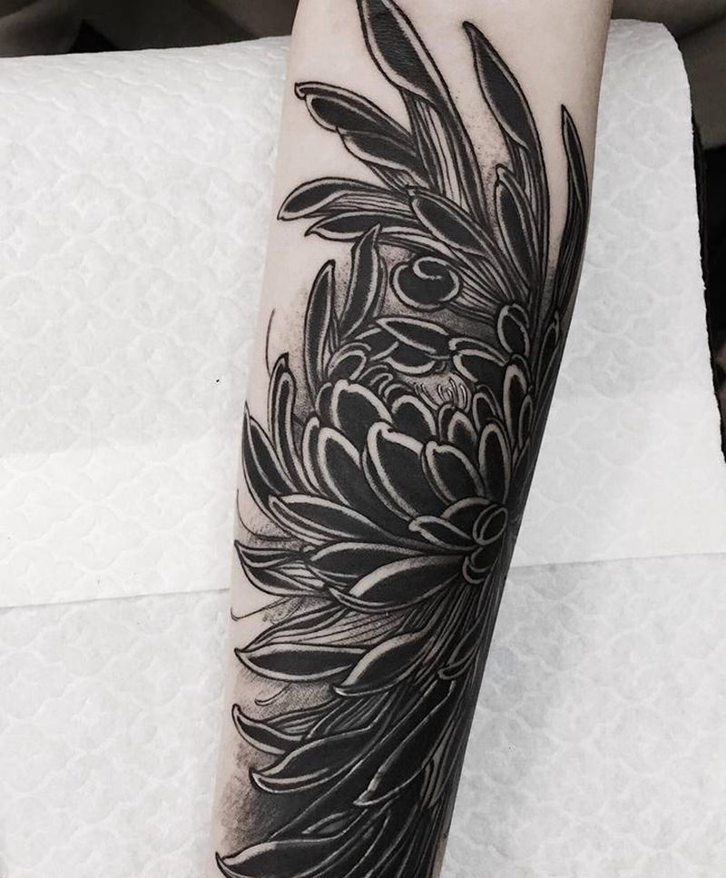 徐睿的遮盖纹身图片_手臂新传统水墨菊花遮盖纹身图案