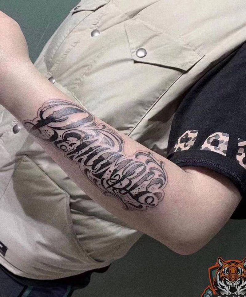 花体字纹身图片_手臂花体字纹身图案