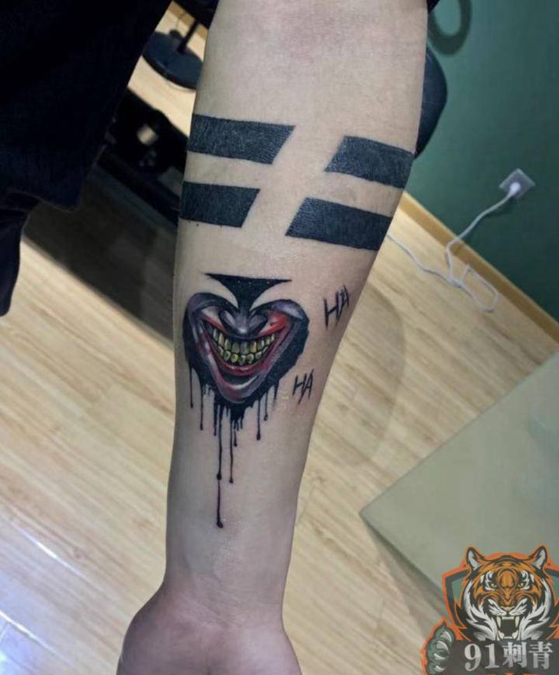 小丑纹身图片_手臂水彩水墨小丑纹身图案